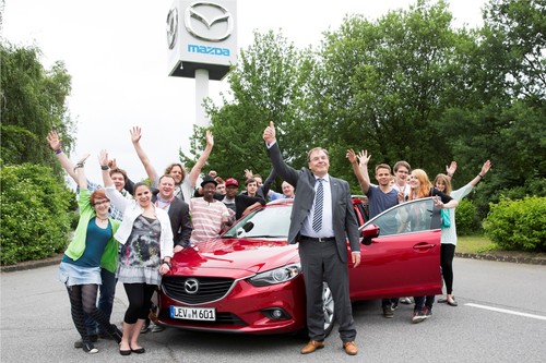 Josef A. Schmid, Geschäftsführer Mazda Motors Deutschland GmbH, übergibt Mazda6 an SOS-Kinderdorf e.V.