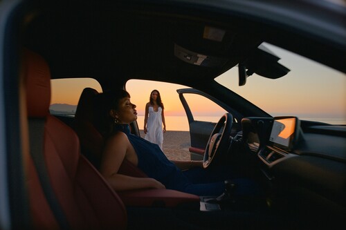 Joy Crookes (im Hintergrund) wirbt für den Lexus UX.