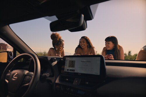 Joy Crookes (in der Mitte) wirbt für den Lexus UX.