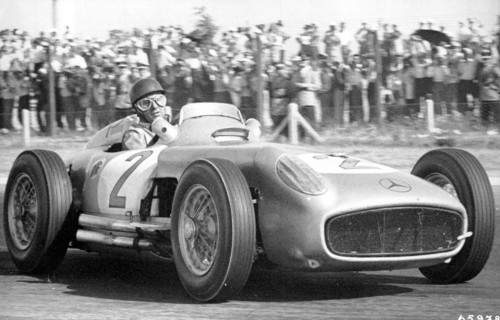 Juan Manuel Fangio im Mercedes-Benz W 196 von 1955.