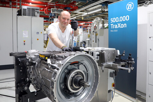 Jubiläum vor Ort, Erfolg auf der ganzen Welt: ZF feiert 500.000 produzierte Einheiten des Getriebesystems TraXon im Hauptwerk Friedrichshafen.