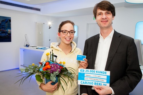 Jubiläumskundin Hannah S. wurde vom Berliner Standortleiter Jörg Rackwitz empfangen und bekam nicht nur einen Blumenstrauß überreicht, sondern kann sich auch über 250 zusätzliche Freiminuten freuen.