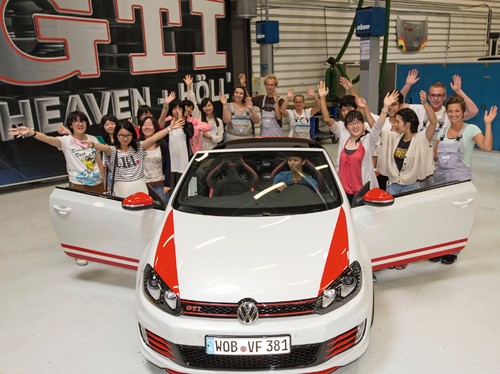 Jugendbotschafter aus Japan waren begeistert vom Volkswagen Golf GTI Cabriolet Austria, am Steuer Shuntaro Ōno (17) aus der Universitätsstadt Ashiya.