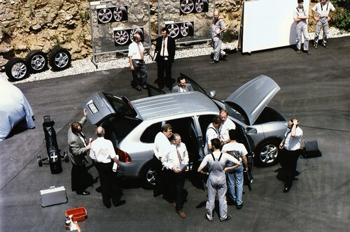 Juni 2000: Porsche-Vorstände inspizieren Cayenne-Modell im Entwicklungszentrum in Weissach.