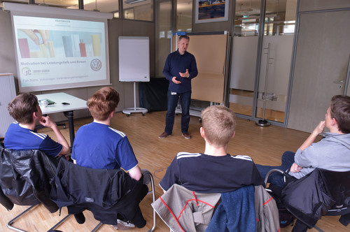 Junior-Coaches des NFV: Falk Bothe vom VW-Veränderungsmanagement vermittelt den Nachwuchstrainern wertvolles Wissen zum „Thema Motivation bei Leistungstiefs und Krisen“.