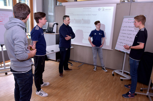 Junior-Coaches des NFV: Michel Hehlke und Luca Haber (von rechts) berichten dem Volkswagen-Profi von ihren Erfahrungen als Nachwuchstrainer.
