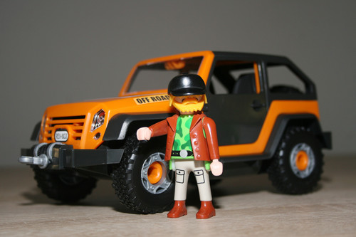 Junior-Kit von Revell: Der Geländewagen lässt sich gut mit Playmobil kombinieren.