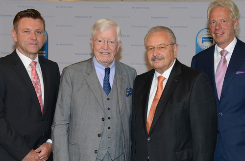 Jürgen Karpinski (2.v.r.) ist neuer ZDK-Präsident. Robert Rademacher (2.v.l.) wurde als Ehrenpräsident gewählt. Als Vizepräsidenten wurden gewählt: Wilhelm Hülsdonk (l.) und Ulrich Fromme.