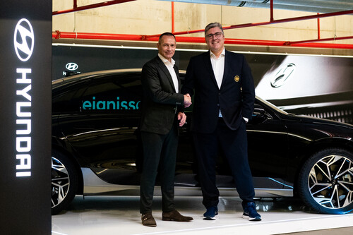 Jürgen Keller, Geschäftsführer von Hyundai Motor Deutschland, übergibt einen Ioniq 6 an Axel Hellmann, Vorstandssprecher der Eintracht Frankfurt Fußball AG.