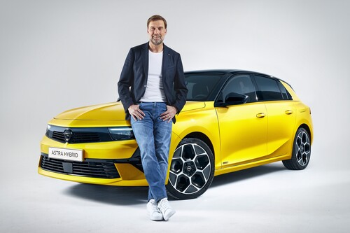 Jürgen Klopp am Opel Astra Hybrid.