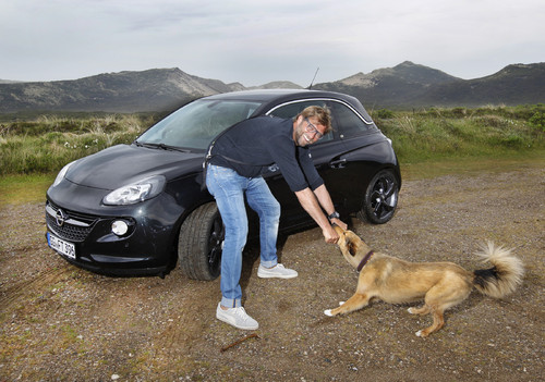 Jürgen Klopp mit Opel Adam und Hund Emma.