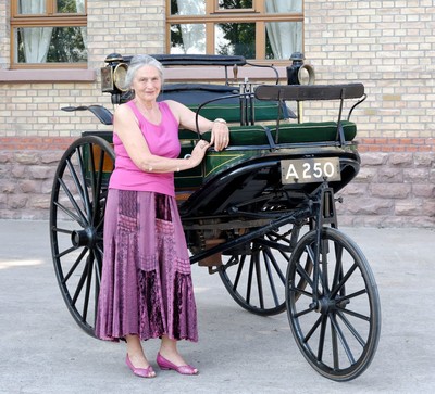 Jutta Benz am Benz Patent-Motorwagen aus dem Jahr 1888.