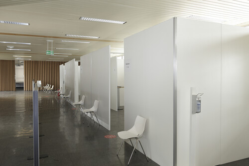 Kabinen im Impfzentrum von Ford in Köln.