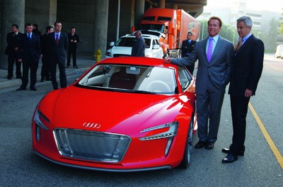 Kaliforniens Gouverneur Arnold Schwarzenegger informiert sich am Rand der L.A. Auto Show bei Marketing-Vorstand Peter Schwarzenbauer über den Audi E-tron.