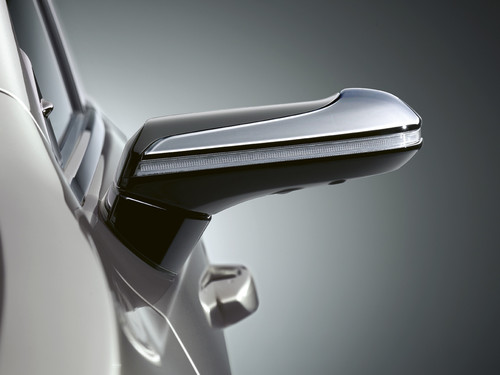 Kameragestützter Außenspiegel des Lexus ES 300h.