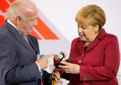 Kanzlerin Merkel mit Steckerwirrwarr.