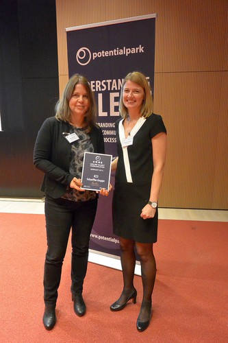 Karin Görl (links), Employer Branding bei Schaeffler, nahm den Potentialpark-Award von Elisabeth Wicklin, CEO Potentialpark, entgegen.