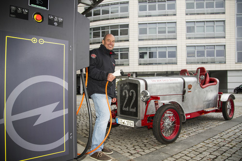 Karl-Heinz „Charly“ Bosch und sein Loryc Electric Speedster.