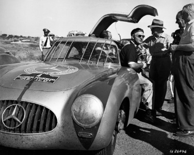Karl Kling und Hans Klenk (verdeckt) siegen 1952 bei der 3. Carrera Panamericana Mexico im Mercedes-Benz 300 SL (W 194).