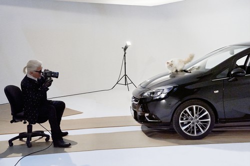 Karl Lagerfeld setzt seine Katze Choupette mit dem Opel Corsa in Szene.