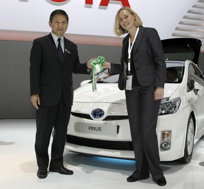 Keiji Sudo, Präsident Toyota Deutschland, und Sabine Letz, Chefredakteurin Utopia.de.