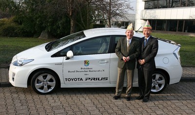 Keiji Sudo, Präsident von Toyota Deutschland, übergab BDK-Präsident Volker Wagner einen Prius als Dienstfahrzeueg.