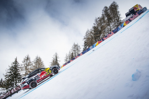 Keine Angst vor 40,4 Grad Steigung: 2019 meisterte Mattias Ekström in einem Audi e-tron den Zielhang der legendären Streif in Kitzbühel.