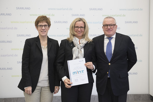 Kerstin Lauer (Bildmitte), Leiterin des Ford-Werkes in Saarlouis, ist von Saarlands Ministerpräsidentin Annegret Kramp-Karrenbauer sowie von Thomas Sattelberger, Vorstandsvorsitzender der Intititave „MINT Zukunft schaffen“, als MINT-Botschafterin 2017 ausgezeichnet worden.