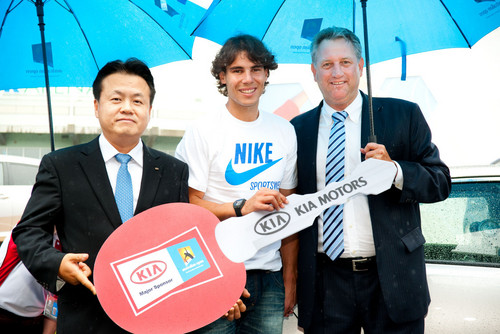 Kia-Botschafter Rafael Nadal mit M.K. Kim (links), Präsident und CEO von Kia Motors Australia, und Steve Wood (rechts), CEO von Tennis Australia.