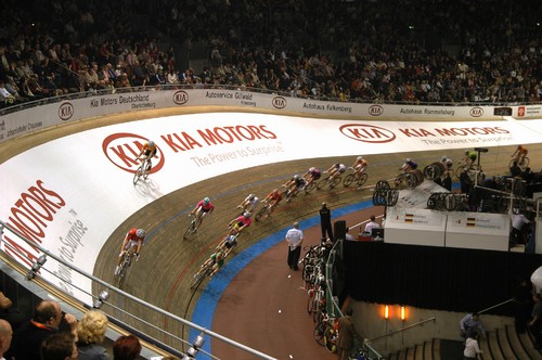 Kia präsentiert das 100. Berliner Sechstagerennen.