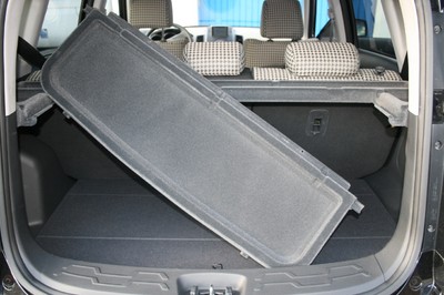 Kia Soul: Die zweiteilige Kofferraumabdeckung ohne Haltebänder, aber mit fixiertem Rahmen ist alles andere als praktisch.