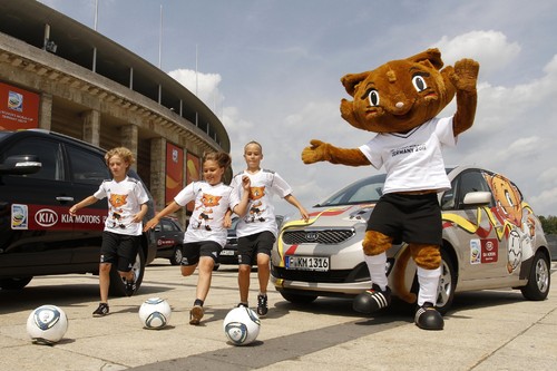Kia übergab dem Organisationskomitee der Frauen-Fußballweltmeisterschaft 48 Sorento und Carens sowie einige Mannschaftsbusse.