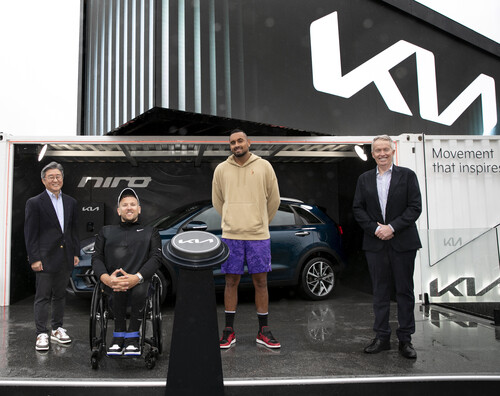 Kia unterstützt die Australian Open mit einer Flotte von 130 Fahrzuegen (von links): James Cho, Präsident von Kia Motors Australia, die Tennisspieler Dylan Alcott (im Rollstuhl spielend) und Nick Kyrgios sowie Turnierdirektor Craig Tilley.