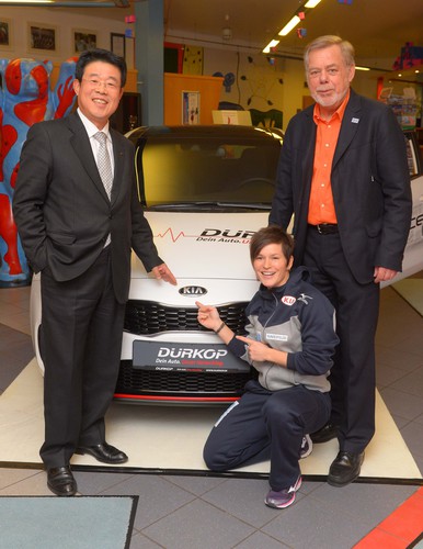 Kia wird Automobilpartner der Deutschen Eisschnelllauf-Gemeinschaft (v.l.):  Kia-Geschäftsführer Jin Ha Kim, Eisschnellläuferin Judith Hesse und DESG-Präsident Gerd Heinze.