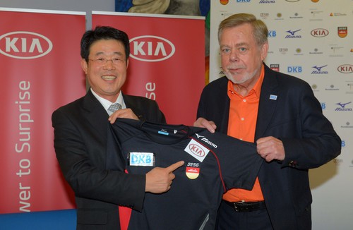 Kia wird Automobilpartner der Deutschen Eisschnelllauf-Gemeinschaft (v.l.):  Kia-Geschäftsführer Jin Ha Kim und DESG-Präsident Gerd Heinze.