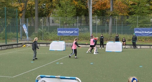 „#KickItLikeFord“-Partnerschaft: Praxisübung beim Lehrgang für Kindertrainerinnen an der deutschen Sporthochschule in Köln.