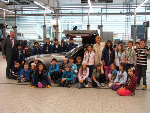 „Kinder lernen Zukunft“ mit Mercedes-Benz München und Uschi Glas: Mercedes-Benz München zeigt Kindern aus der brotZeit Initiative berufliche Zukunftsperspektiven.