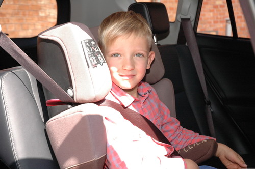 Kinder sitzen am sichersten im Auto hinten rechts und richtig angeschnallt in einem Kindersitz passend zu ihrer Körpergröße. 