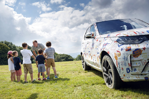 Kinder von Land-Rover-Entwicklern durften einem Discovery-Prototyp ein neues Tarnkleid geben.