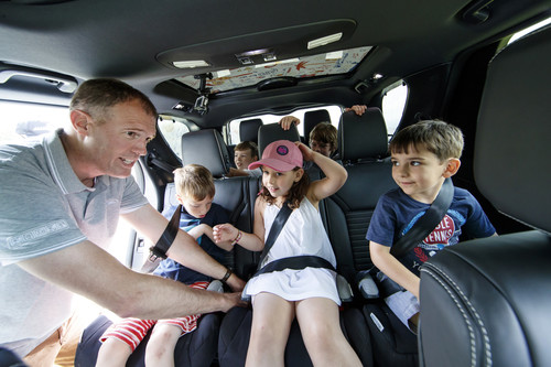 Kinder von Land-Rover-Entwicklern durften einem Discovery-Prototyp ein neues Tarnkleid geben.