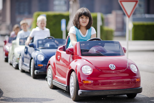 Kinderführerschein mit dem Mini-Beetle im Lernpark der Autostadt in Wolfsburg. 