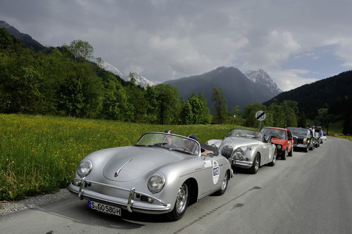Kitzbüheler Alpenrallye: ein Porsche 356 Speedster vor einem Jaguar XK und einem VW Golf sowie einem alten Mercedes-Benz S.