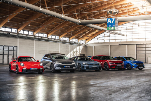 Klassensieger „German Car of the Year 2022“ (von links): Porsche 911 GT3, Hyundai Ioniq 5, Audi e-Tron GT, Kia EV6 und Peugeot 308.