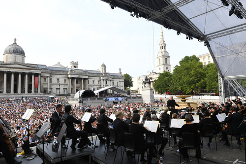 Klassiches Konzert mit Sir Simon Rattle und dem London Symphony Orchestra am Trafalgar Square. 