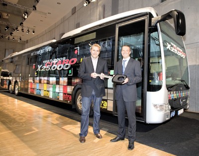 Klaus Dieregsweiler (links), Betriebsleiter der Infra Fürth Verkehr GmbH, und Michael Göpfarth, Geschäftsführer der Mercedes-Benz-Vertriebsorganisiation Evo Bus.