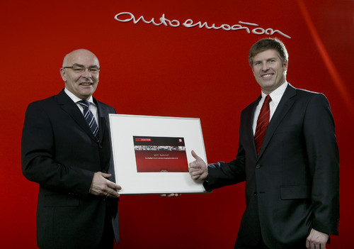 Klaus Siry (links), Leiter Remarketing Vertrieb Seat Deutschland, und Seat-Geschäftsführer Holger Böhme freuen sich über die Auszeichnung für den besten Gebrauchtwagenmarkt der Marke.