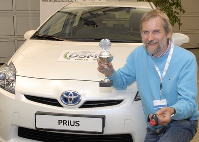 Klaus Wolter und sein neuer Toyota Prius. 
