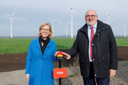 Klimaschutzministerin Leonore Gewessler und ÖBB-Chef Andreas Matthä nehmen die weltweit erste Bahnstrom-Windenergieanlage in Betrieb.
