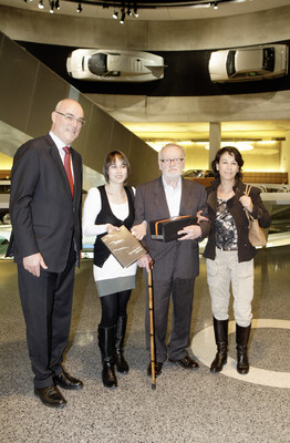 Knapp vier Jahre nach Eröffnung begrüßte Museumsleiter Michel Bock (links) heute Hubert Hermann als dreimillionsten Besucher. Er kam mit Tochter und Enkelin und an seinem 80. Geburtstag.