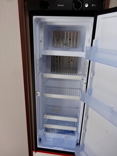 Knaus Lifestyle mit großem Dometic-Kühlschrank.